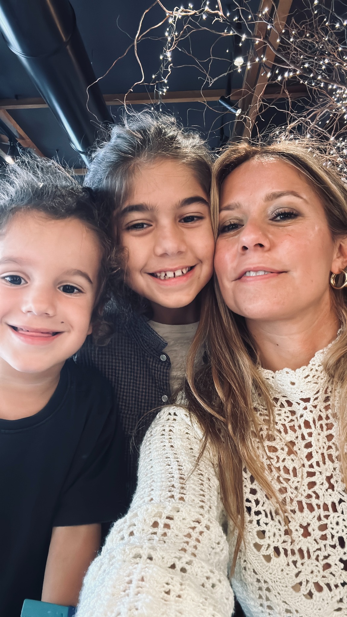 Carla con sus hijos